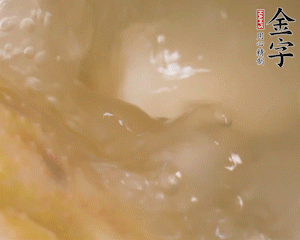 沸騰后撈出蔥結(jié)，小火燉45分鐘，加山藥再燉15分鐘。