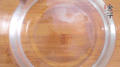 金字火腿切小片，浸泡5分鐘。