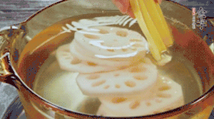 把藕和土豆焯水至八成熟，盛出瀝干水分。