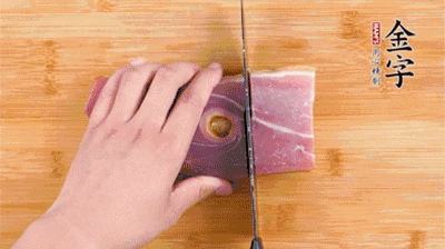 金字火腿切片，老豆腐切成塊，海鮮菇洗凈。