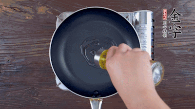 魚頭對開，洗凈瀝干。鍋中加油，把魚頭兩面煎至金黃色，期間加蔥姜，每面約需時2-3分鐘。