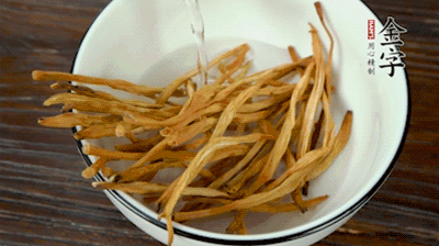 黃花菜、香菇提前泡發(fā)。黃花菜去掉硬頭，香菇切片。