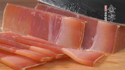 金字火腿切片，溫水浸泡5分鐘。