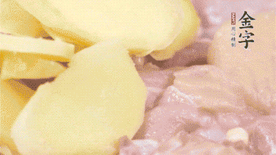 雞肉剁塊，用料酒、蔥、姜、鹽、糖拌均腌制20分鐘。