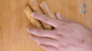 山藥去皮切斜刀塊，毛豆去外殼去膜，姜切片。