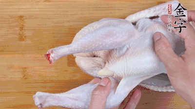 菌菇分別冷水泡發(fā)。雞處理干凈后剁成小塊，放水中浸泡半小時(shí)去血水。