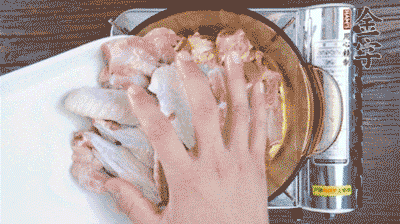 加料酒、蔥姜焯水2分鐘，清洗備用。