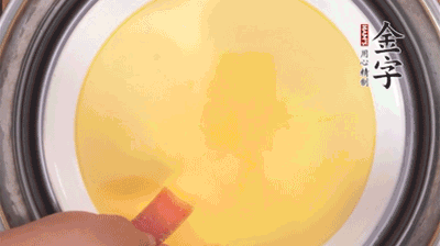 將火腿片均勻鋪上，繼續(xù)蒸6分鐘。