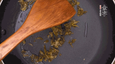 鍋中3成油溫時，下雪菜、辣椒圈翻炒40秒。