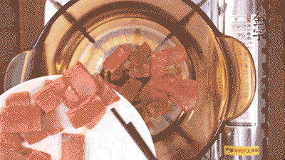 砂鍋中依次放火腿片、豆腐，大火燉開轉(zhuǎn)中小火。