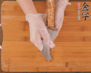 山藥去皮切滾刀塊，熱水汆燙30秒，撈出冷水浸泡。