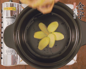 準(zhǔn)備土砂鍋，放姜片、鴿子、火腿片、蔥結(jié)、料酒，加沒過食材多些的清水，中小火燉煮。