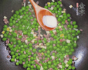 加水、料酒、鹽燒2分鐘即可。