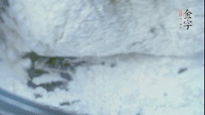 【面皮】2.將糯米粉和粳米粉混合，加煮好的艾草和適量清水，揉搓成面團。