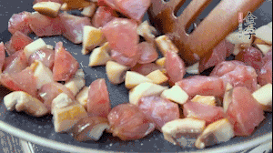 【餡料】4.鍋中油8成熱時，依次放入菌菇丁、香腸丁，適當放點糖調味，炒熟。