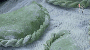 【制作】2.蒸架上墊浸濕的屜布，再放上清明果，大火蒸10~15分鐘，完成，出鍋啦！