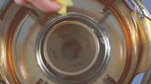 金字淡咸肉加姜片、料酒，冷水入鍋焯水。