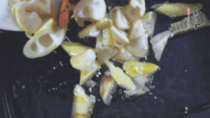 將淡咸肉、春筍、五花肉一起放入鍋中。