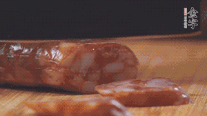 金字麻辣香腸切片，小青菜焯熟備用。