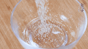 制作醬汁：1湯匙蠔油、1湯匙涼開(kāi)水、2湯匙生抽、1/2湯匙白砂糖、少許辣椒圈。