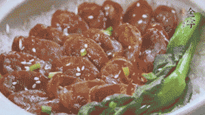 燜好后放入小青菜，均勻淋上醬汁，撒上蔥花或芝麻即可。