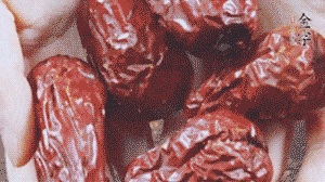 紅棗洗凈，對(duì)半剪開(kāi)。