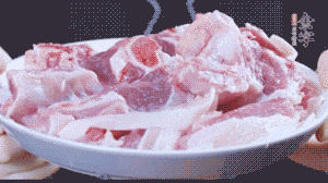 新鮮羊肉冷水入鍋，加姜片、清水焯水，除去血沫。