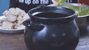 另起砂鍋，依次放入蘿卜、羊肉、火腿蹄片，加料酒、清水沒(méi)過(guò)食材。