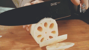 蔬菜清洗干凈切片。