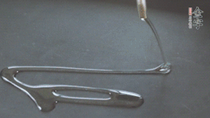 鍋中加少許油，爆香蔥姜蒜、香料 ，喜歡麻的也可以加點(diǎn)花椒！接著放入郫縣豆瓣醬煸炒出紅油。