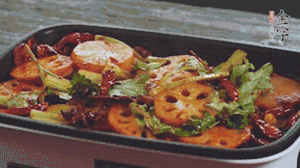 加入金字麻辣香腸，翻炒5分鐘左右。再加入之前準(zhǔn)備好的蔬菜，翻炒均勻，最后放入蝦。