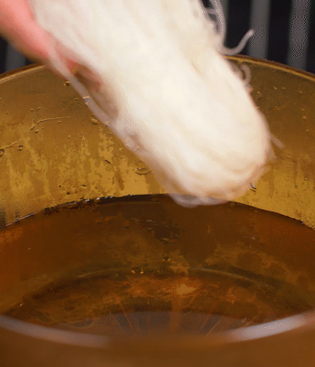 甜玉米煮熟剝粒，拌入適量沙拉醬拌勻。