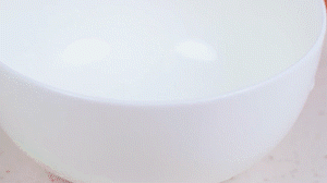 香腸切片，南瓜洗凈去皮切小塊，洋蔥切絲，米淘洗干凈備用。