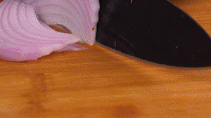 鍋中少許油，熱油倒入香腸煸炒出油，倒入南瓜塊、洋蔥翻炒片刻。