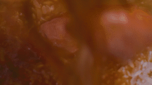 米放電飯鍋，倒入配菜，湯汁一起倒入（湯汁剛好沒過食材即可），電飯鍋開啟煮飯模式，煮好燜20分鐘，撒蔥花。