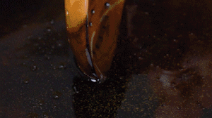 茄子切成長(zhǎng)條，拍上生粉入油鍋炸制。