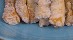 炸制油溫在7成左右，茄子炸至金黃色即可撈出。