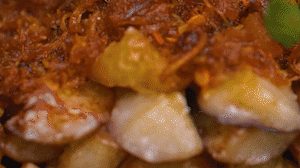 把茄子一條一條的擺好放在盤子上，上鍋蒸制3到4分鐘，出鍋后撒上蔥花。