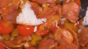 將米飯倒入鍋中搗散，同其他食材混合拌炒均勻關(guān)火。