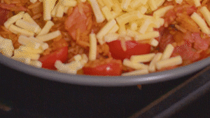 烤箱上下火180度預熱，將米飯分別盛入容器中。表面均勻的撒上馬蘇里拉芝士碎，放進烤箱中層烤20分鐘左右，待芝士融化上色即可。