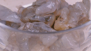 蝦去殼去蝦線，加姜絲、鹽腌制15分鐘，微煎1分鐘備用。