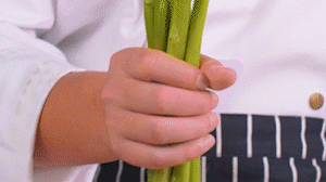 蘆筍刨去老筋，斜切小段。