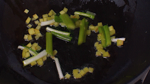 鍋中熱油，依次下姜粒、蔥段、蘆筍炒香。