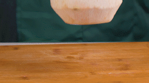 椰子切開頂部，把椰子水倒出，再把椰肉切片。