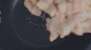 把雞、火腿、椰子水、椰肉、姜、紅棗放入電飯鍋，按下煲湯功能。