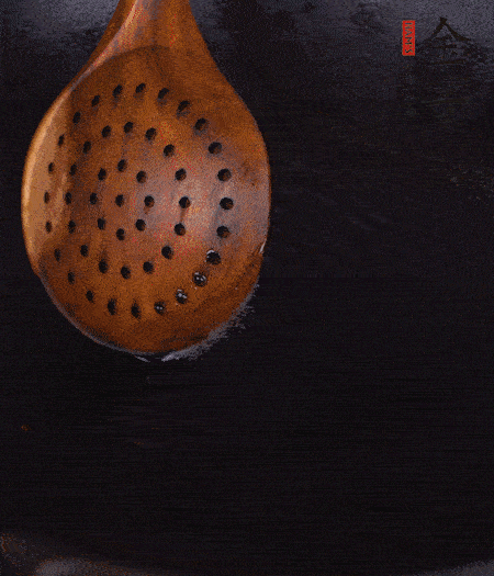 鍋中多倒些花生油，油溫達(dá)80度時(shí)，下芋頭丁炸 40 秒，直到表皮金黃，撈出待用。