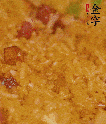 放一撮鹽、生抽少許，倒入炸好的芋頭。最后撒蔥花、蒜末翻炒均勻。