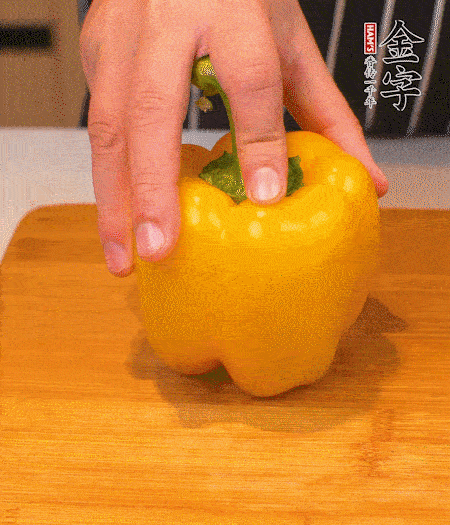 干花菇提前泡發(fā)，胡蘿卜、青椒、黃椒和花菇切丁，小紅椒切圈，小蔥切末。