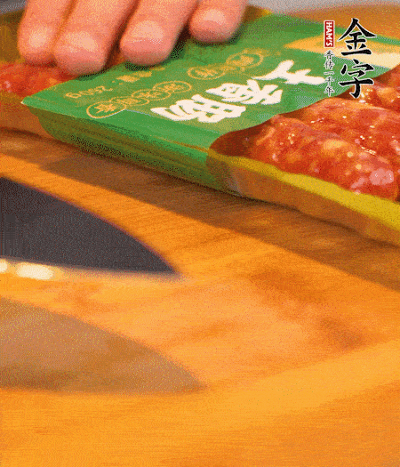 洋蔥切丁，金字土香腸切片。