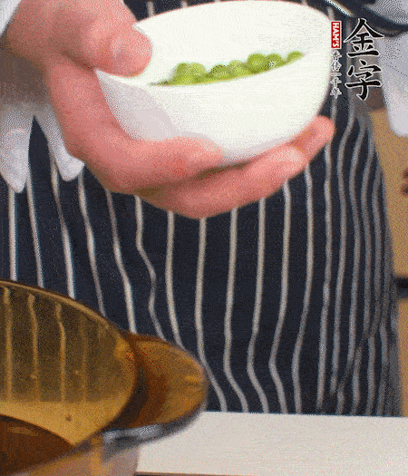 胡蘿卜、豌豆和干花菇焯水。